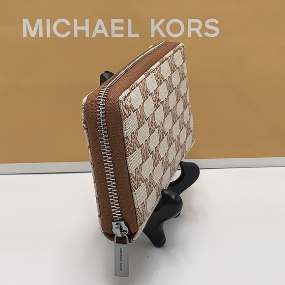 Michael Kors Men’s Women’s Cooper Tech Zip Around Continental Wallet
Light Cream - Picture 5 of 13